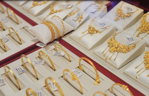 గోల్డ్ రేట్స్ లైవ్: రూ. 1.50 లక్షల దిగువకు పడిపోతే.. రూ. 1.48 లక్షల వరకు వెళ్లే ఛాన్స్!